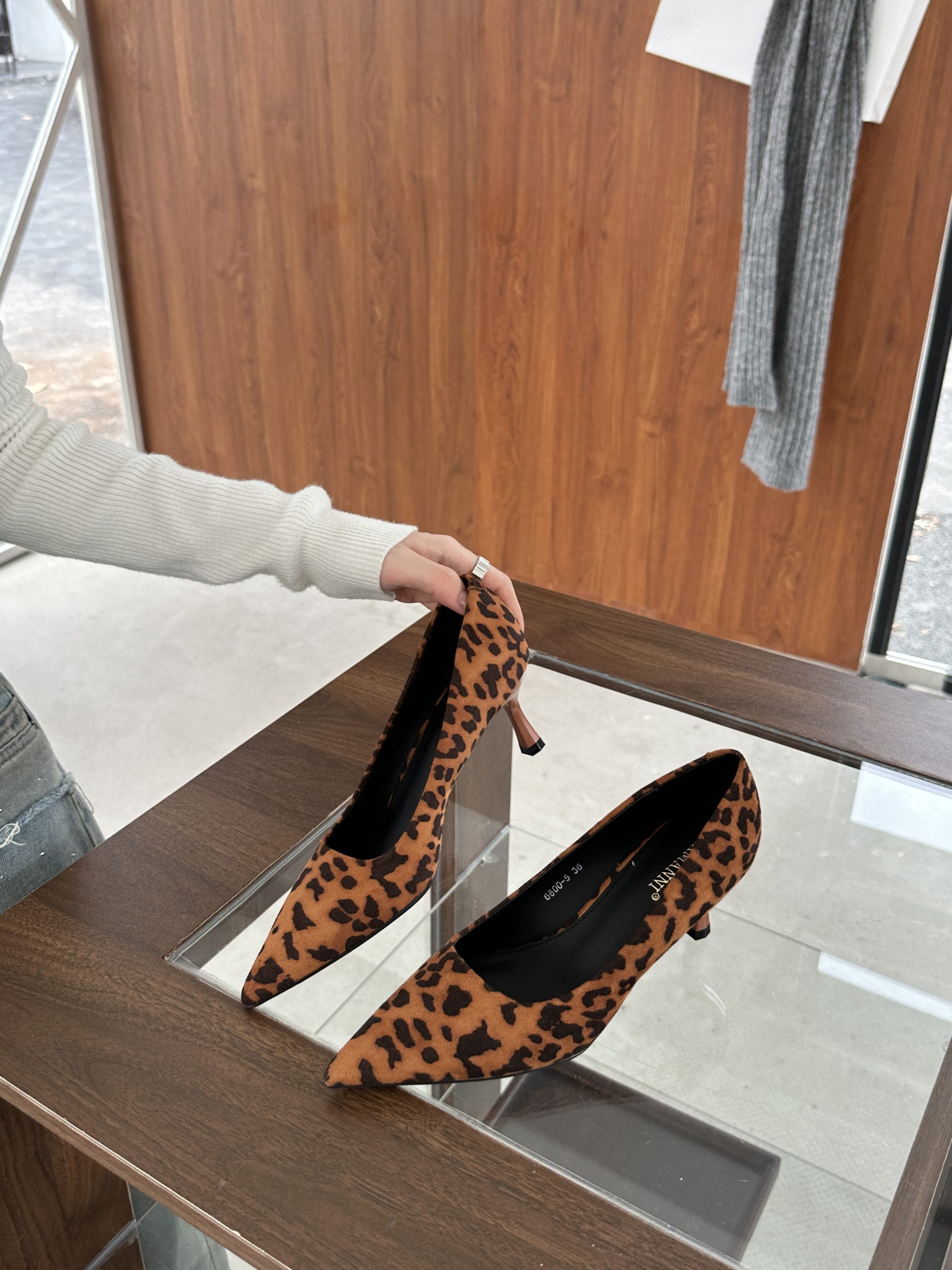 2024-new-fashion-leopard-suede-high-heel-shoes-design-sense-niche-temperament-womens-5cm-professional-womens-shoes_3 2024 New Fashion Leopard Suede High Heel Shoes Design Sense Niche Temperament Women's 5cm Professional Women's Shoes